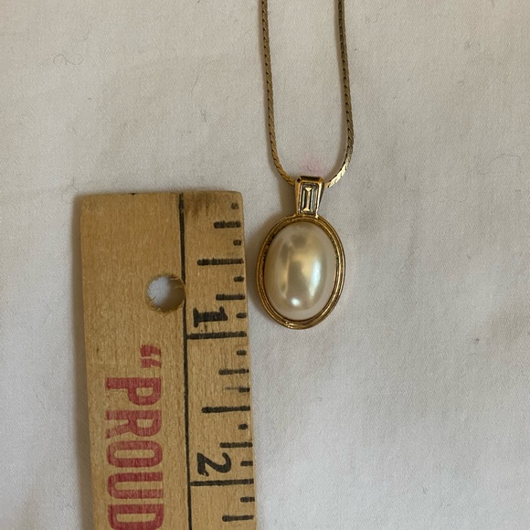 Vintage 1983 Avon Feminine Faux Pearl And Baguette Rhinestone Pendant Necklace - Picture 6 of 8